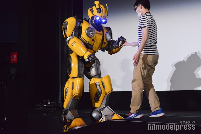 一生懸命ステージに登っているバンブルビー(C)モデルプレス