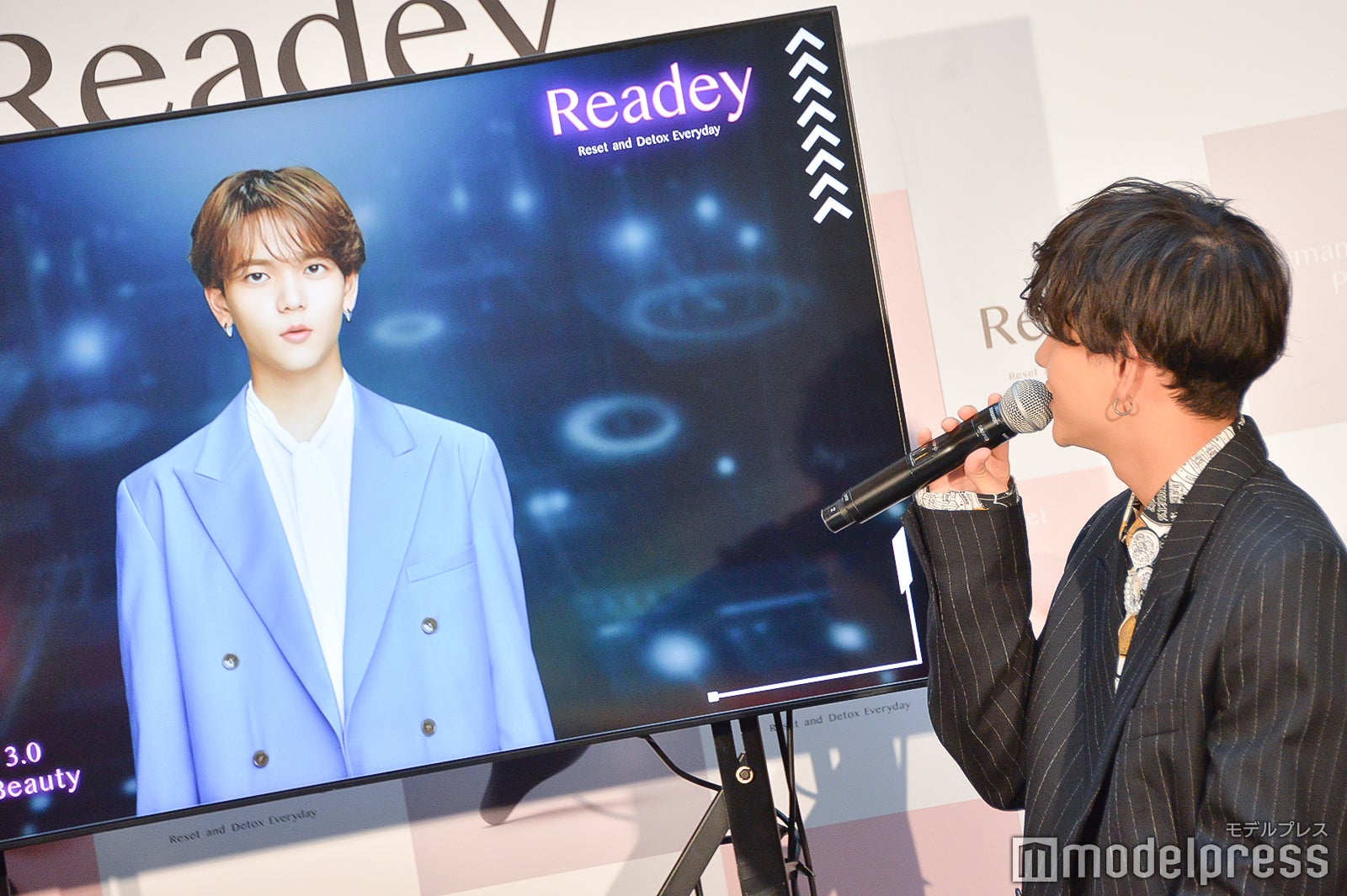 AI中島と話す中島颯太（C）モデルプレス