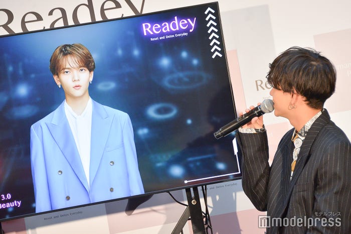 AI中島と話す中島颯太(C)モデルプレス