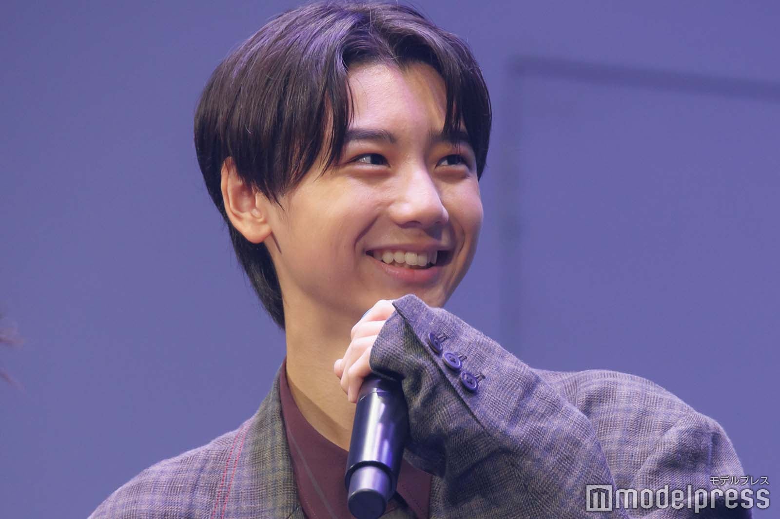 萌え袖気味の羽村仁成（C）モデルプレス