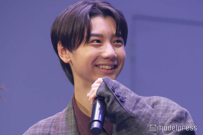 萌え袖気味の羽村仁成(C)モデルプレス