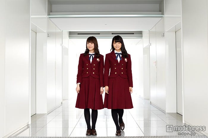 衛藤美彩(左)、深川麻衣(右)