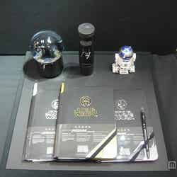 ノートやボールペン（C）＆TM Lucasfilm Ltd．
