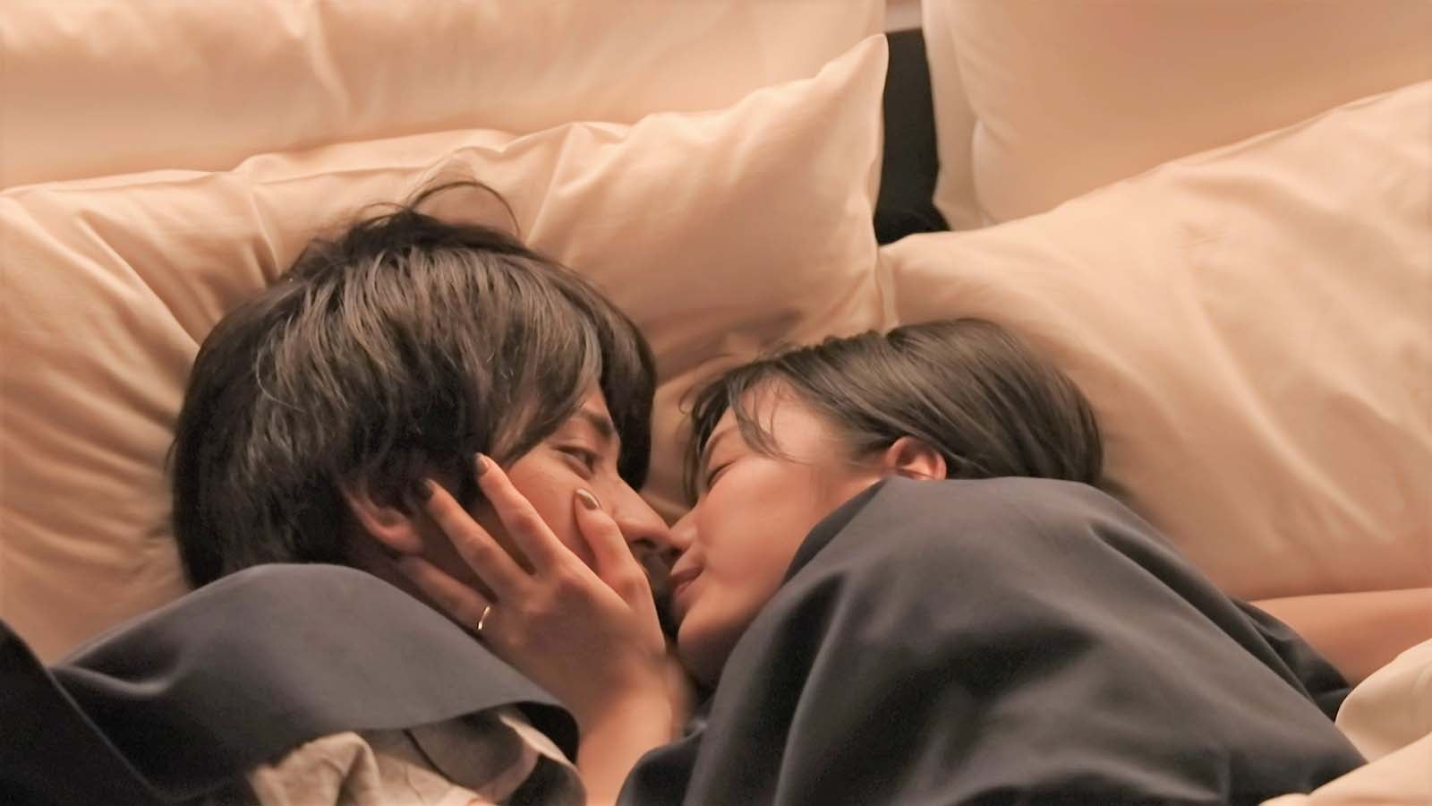 瀬戸利樹＆紺野彩夏「わた婚」夫婦、焦らしプレイから初キス “小悪魔キス返し”にガチ照れも＜私たち結婚しました4＞