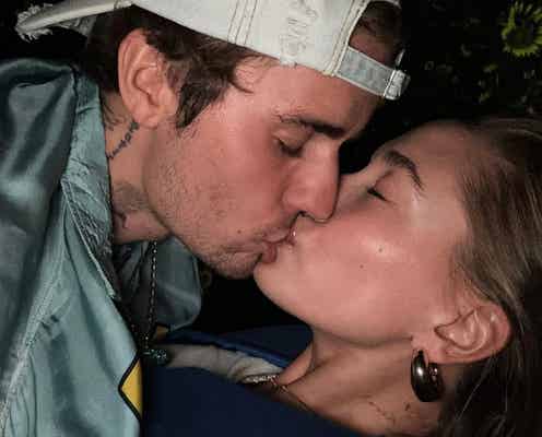 ジャスティン&ヘイリー・ビーバー夫妻、結婚5周年を日本でお祝い 熱々キスショットも