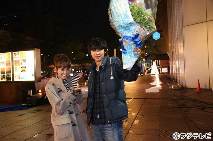 桐谷美玲、山崎賢人(C)フジテレビ