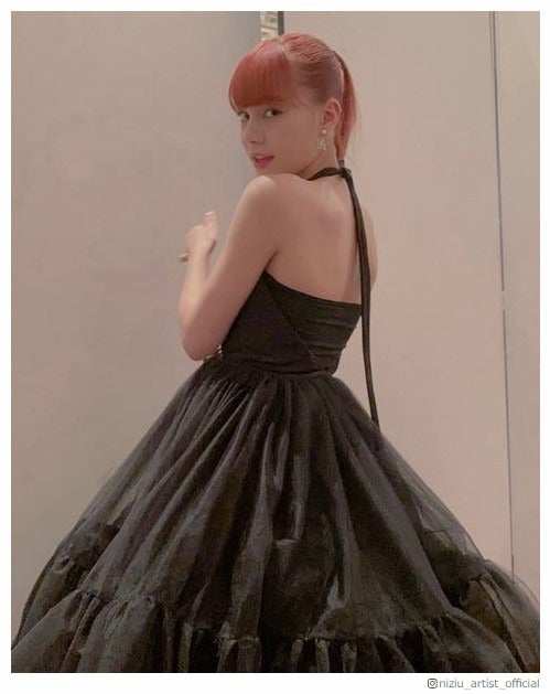 NiziUニナ、美背中際立つドレス姿に「リアルプリンセス」「15歳に見えない」の声