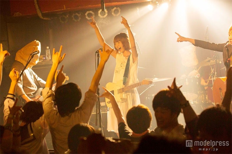 ライブパフォーマンスをするizu