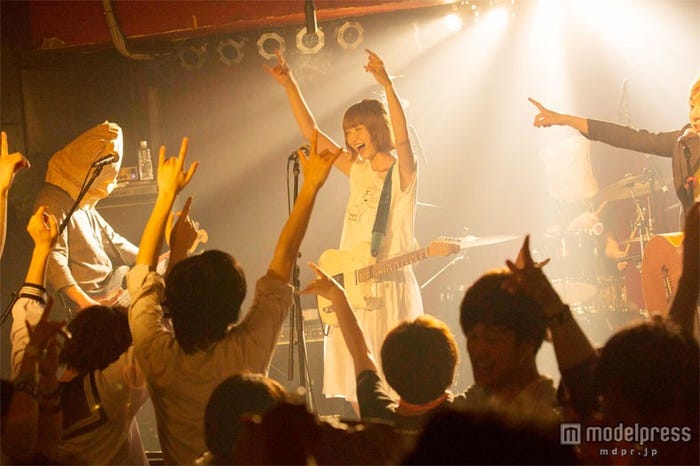 ライブパフォーマンスをするizu