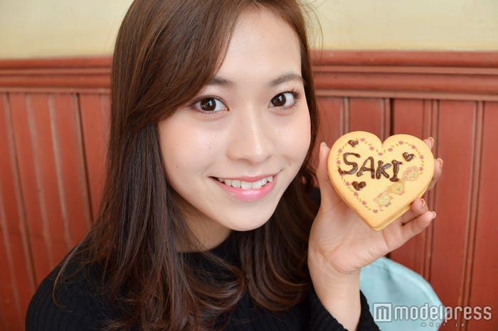 ハートクッキー(ラズベリー&バニラクリーム)1個¥380/モデル:山本沙樹(C)モデルプレス