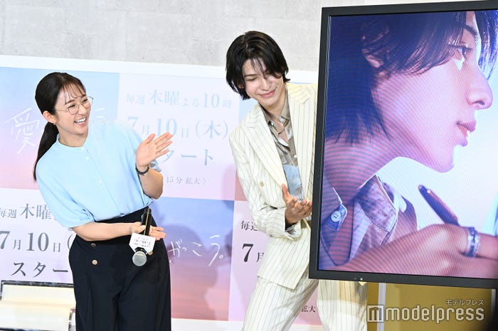 退場際に自分をアピールするラウール(右)、ラウールに乗っかり一緒にアピールする木村文乃(左)(C)モデルプレス