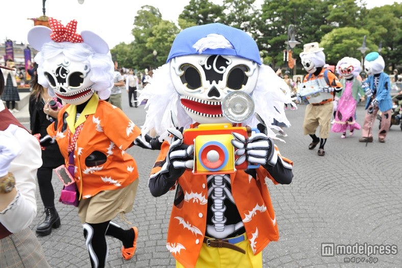 家族で東京ディズニーシーに遊びにきているスケルトンたち（C）Disney