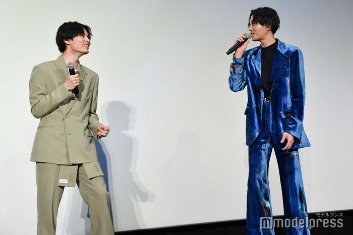 凪良ゆう氏からの手紙の内容を予想しビビる萩原利久&八木勇征(C)モデルプレス