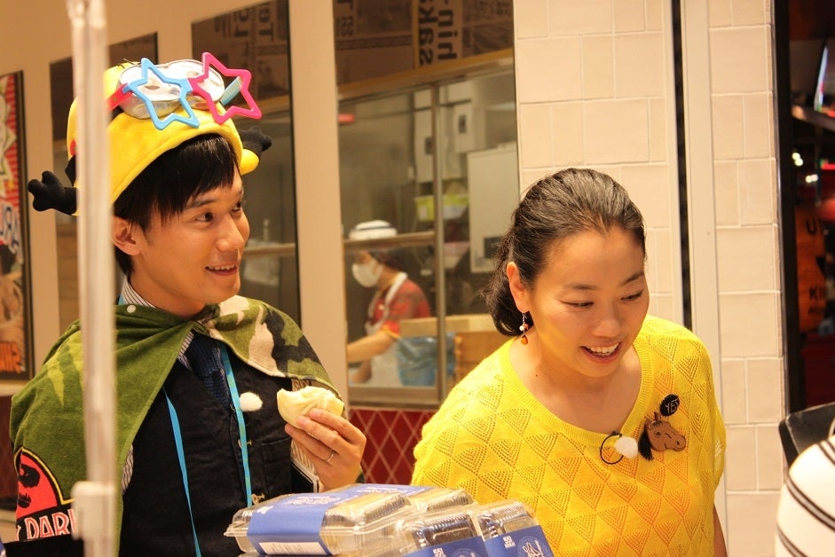 （写真左から）川島壮雄アナウンサー、いとうあさこ／画像提供：関西テレビ