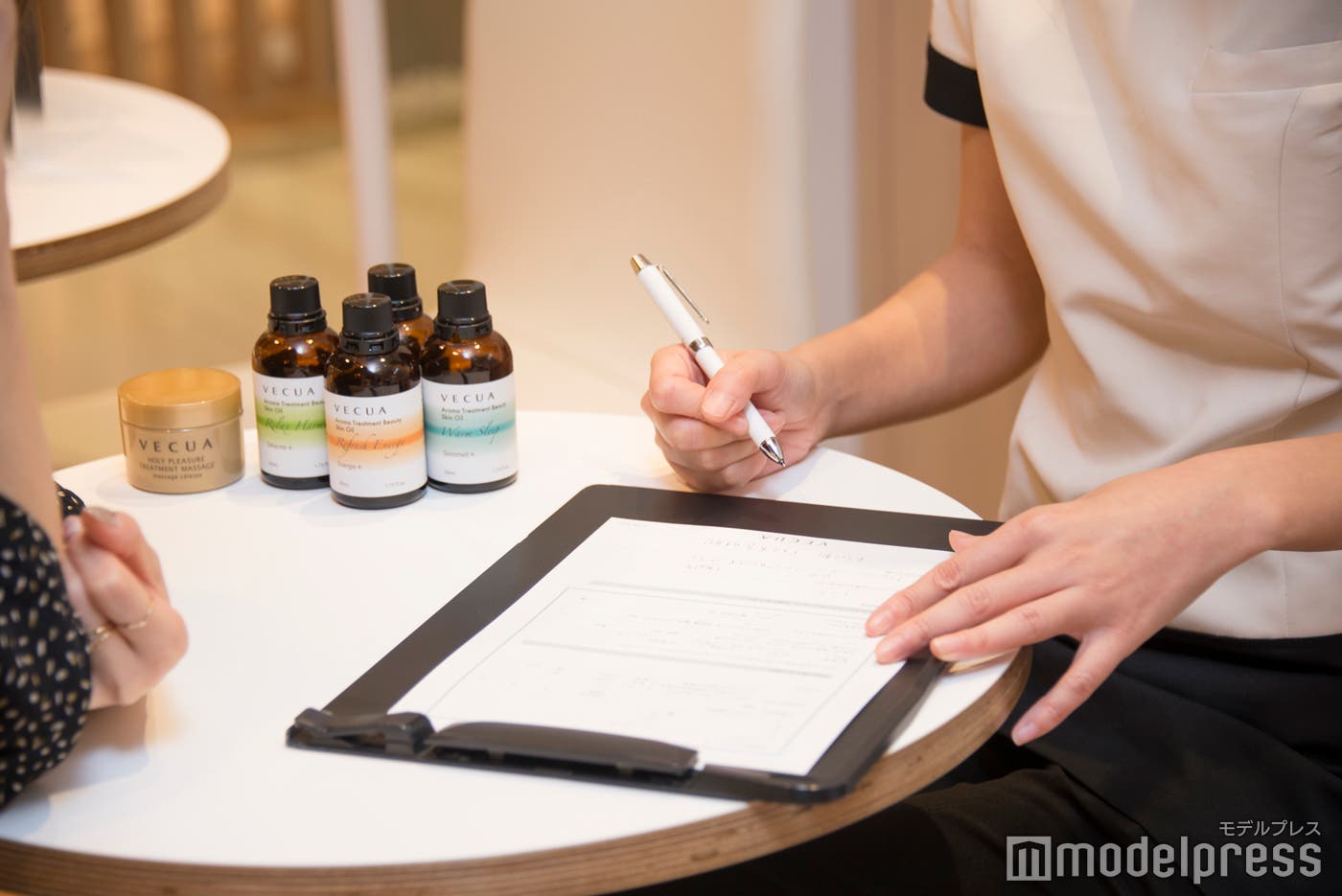 マッサージに使用するスキンオイルは4種類(C)モデルプレス