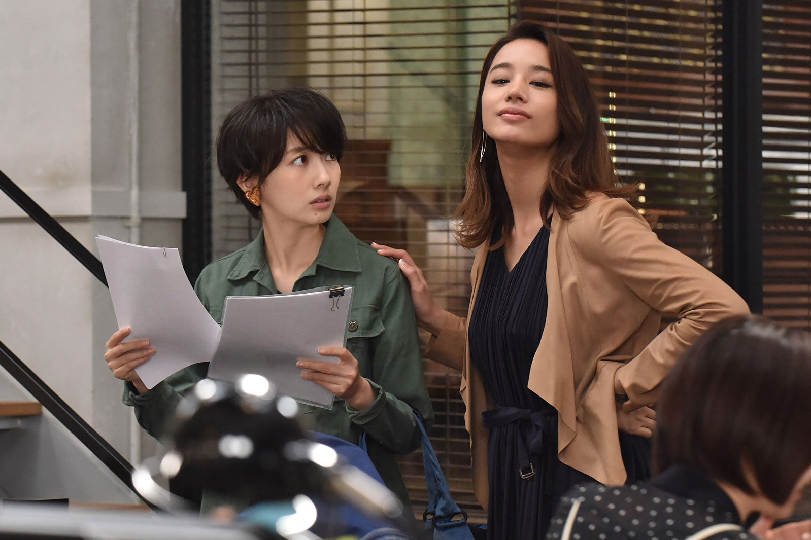 波瑠・高橋メアリージュン／「サバイバル・ウェディング」第1話より（C）日本テレビ