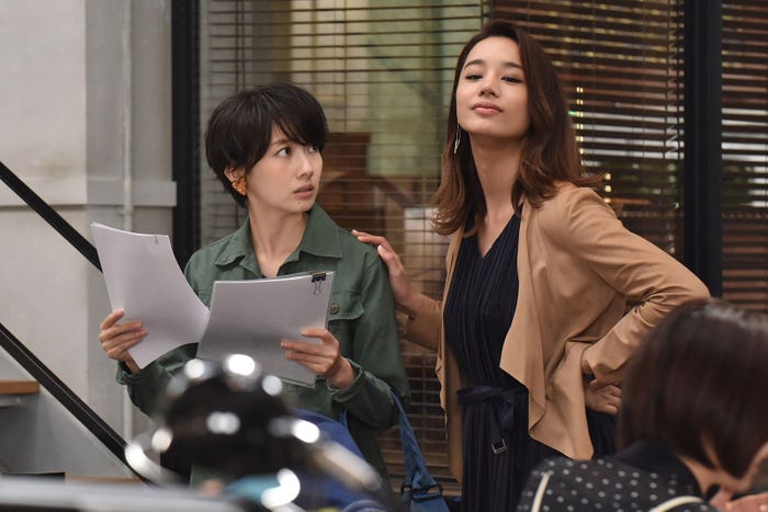 波瑠・高橋メアリージュン/「サバイバル・ウェディング」第1話より(C)日本テレビ