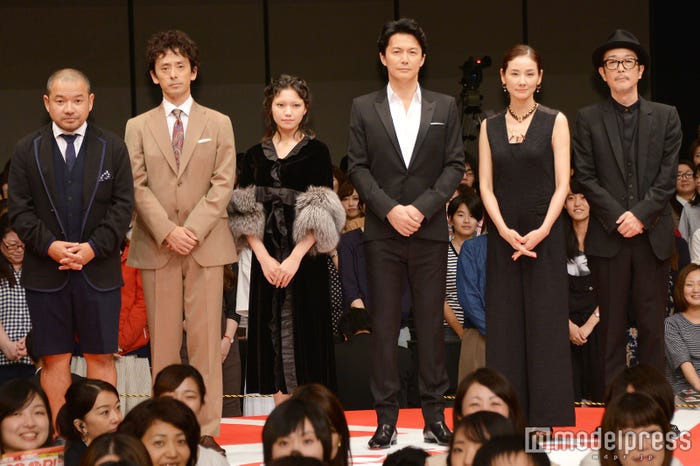 映画「SCOOP!」(10月1日公開)完成披露舞台あいさつ/左から:大根仁監督、滝藤賢一、二階堂ふみ、福山雅治、吉田羊、リリー・フランキー (C)モデルプレス