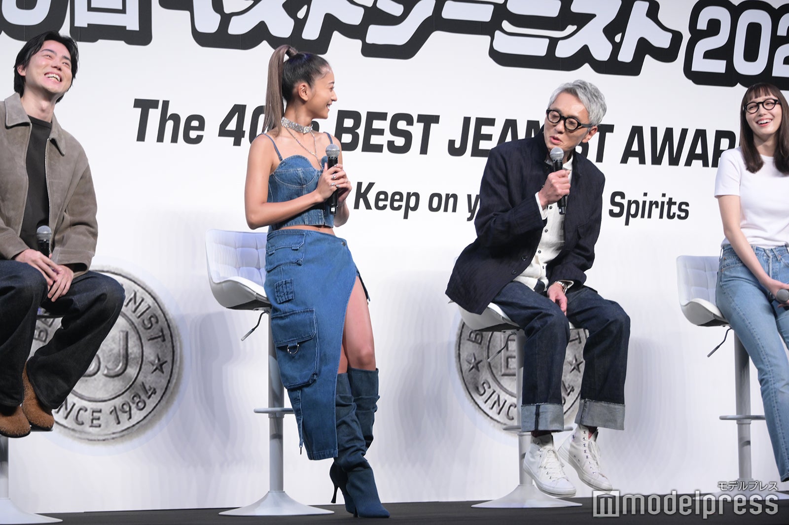 談笑する菅田将暉、みちょぱ、松重豊、飯豊まりえ（C）モデルプレス