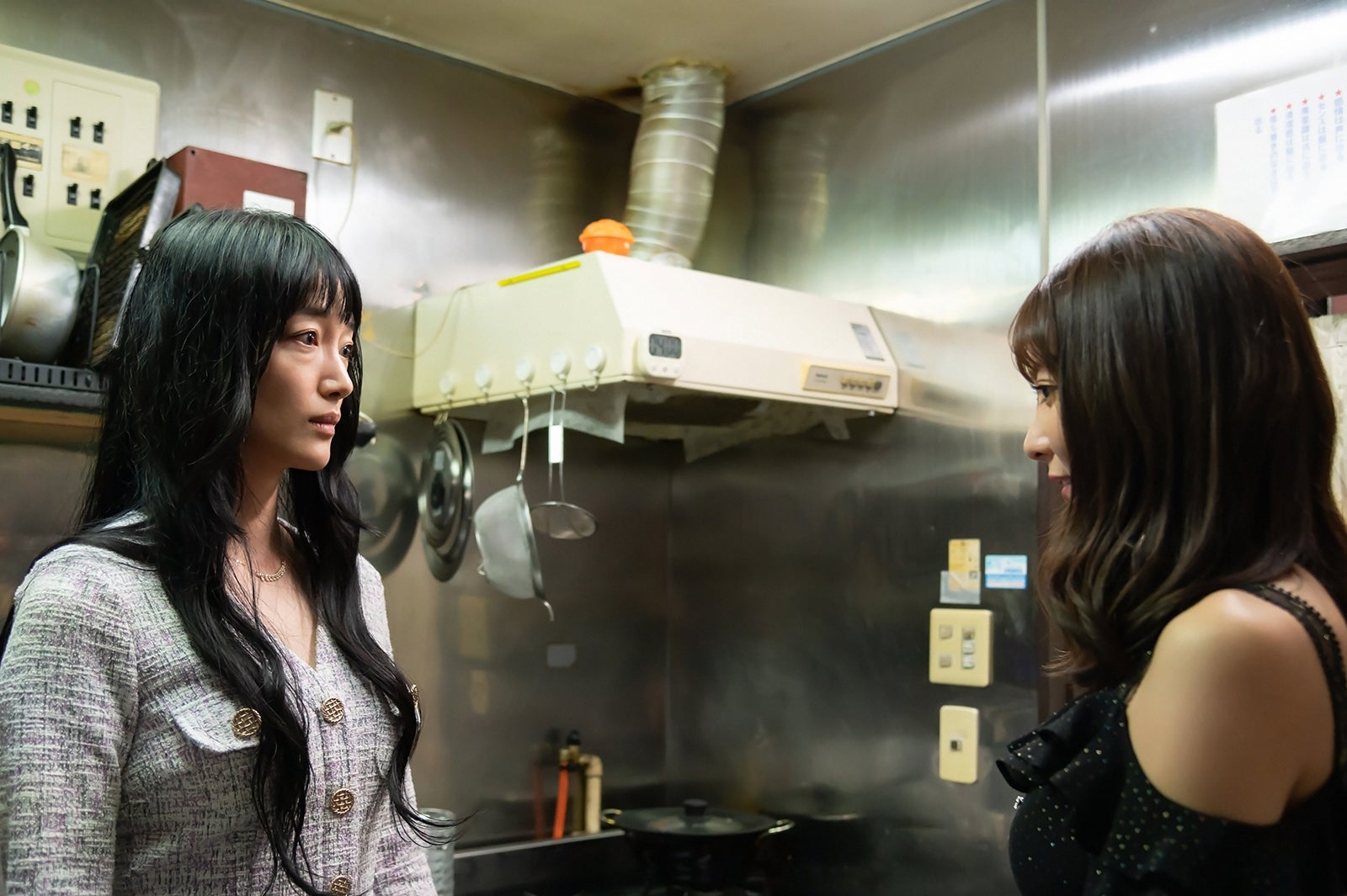 入山法子、石川恋（C）「明日、私は誰かのカノジョ」製作委員会・MBS