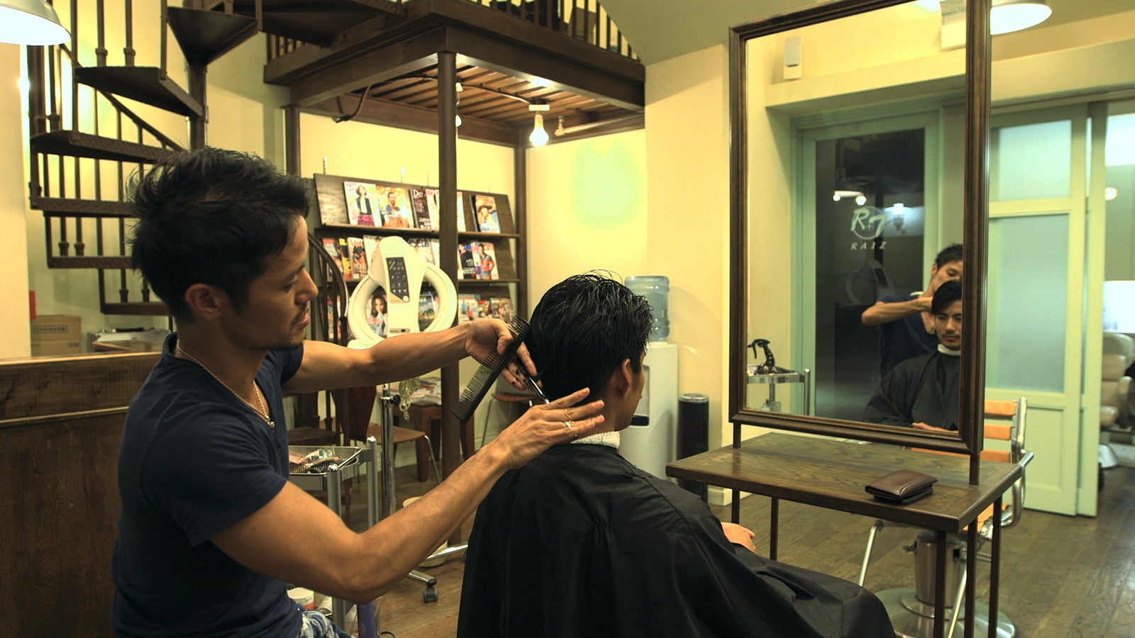 思いを寄せる智可子の友人に髪をカットしてもらった大志『TERRACE HOUSE ALOHA STATE』28th WEEK（C）フジテレビ／イースト・エンタテインメント