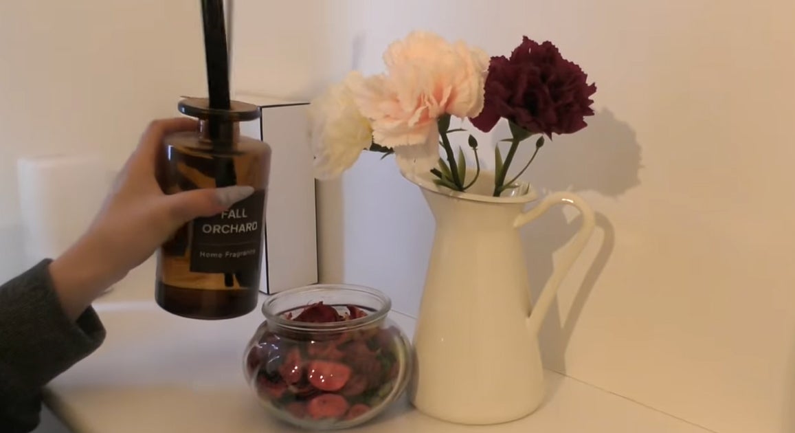 伊藤桃々のベッドサイドのインテリア／「egg」公式YouTubeより