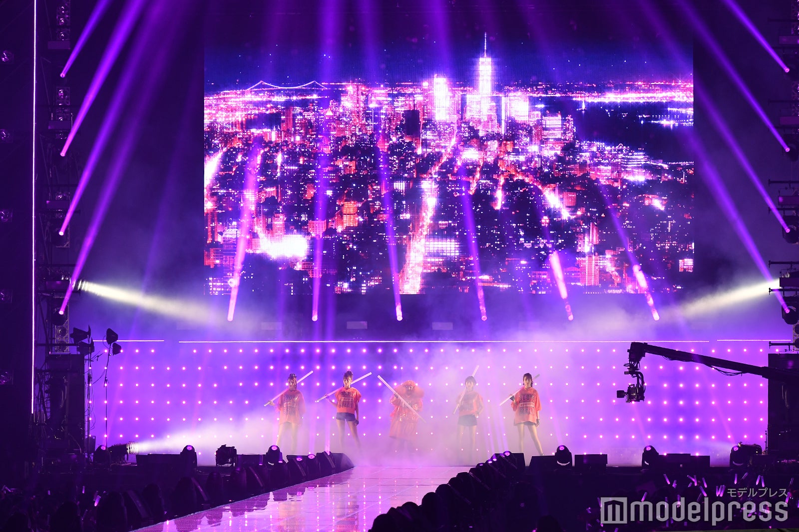 床を叩くと同時に会場全体がピンクに（C）モデルプレス