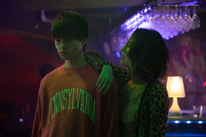 (左)佐野勇斗 (C)迫稔雄/集英社(C)2022映画「嘘喰い」製作委員会(C)エイベックス通信放送