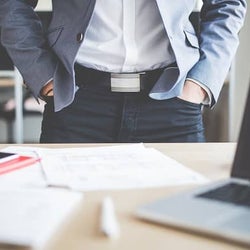 社内恋愛の予感...?男性が見せる職場での「脈アリサイン」