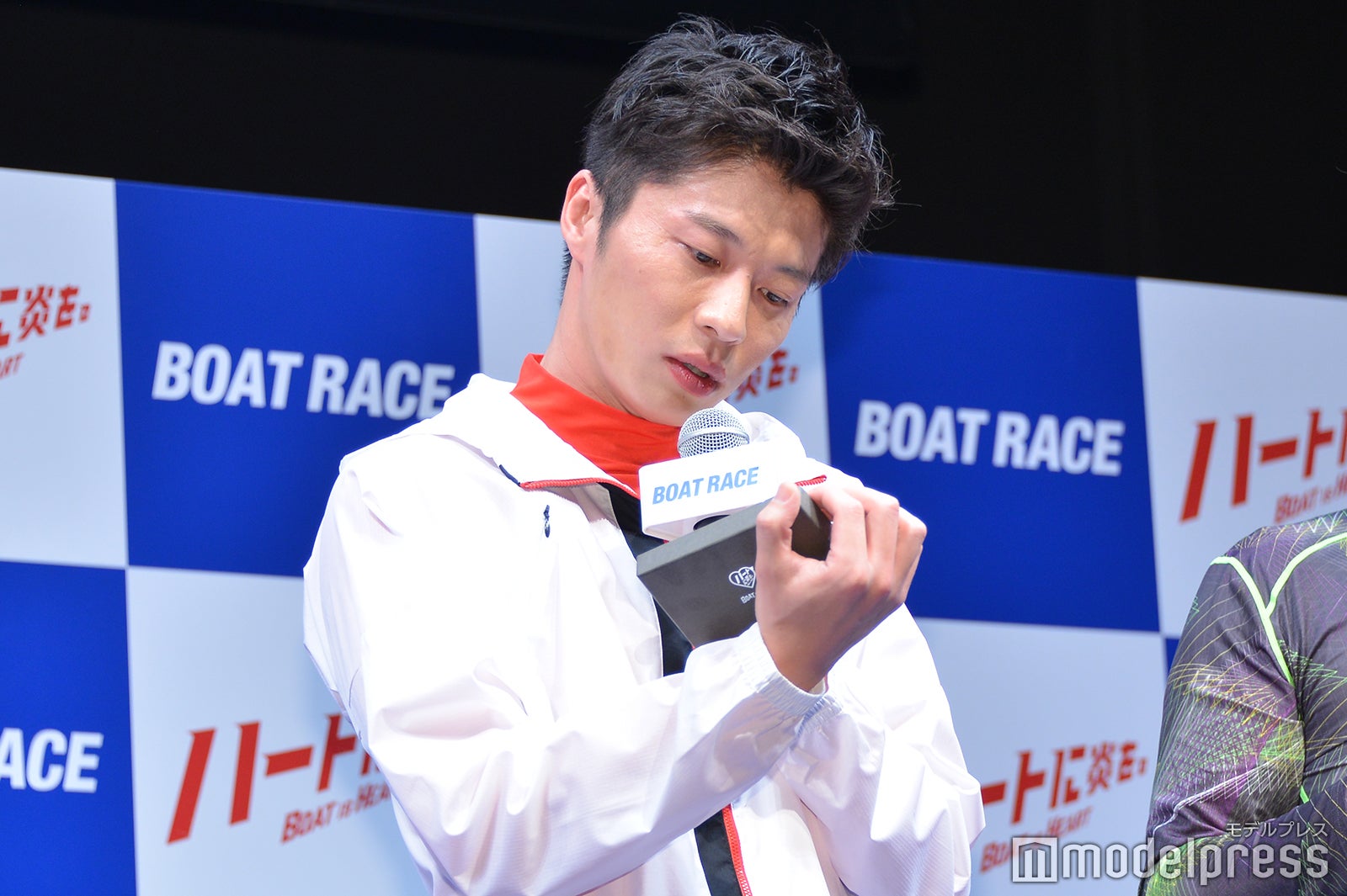 バレンタインチョコの原材料を確認する田中圭（C）モデルプレス