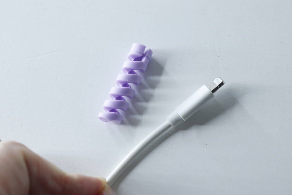 紫のツイストケーブルプロテクターと白い充電ケーブル 紫のツイストケーブルプロテクターと白い充電ケーブル