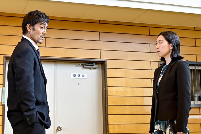 阿部寛、江口のりこ「ドラゴン桜」第1話より(C)TBS