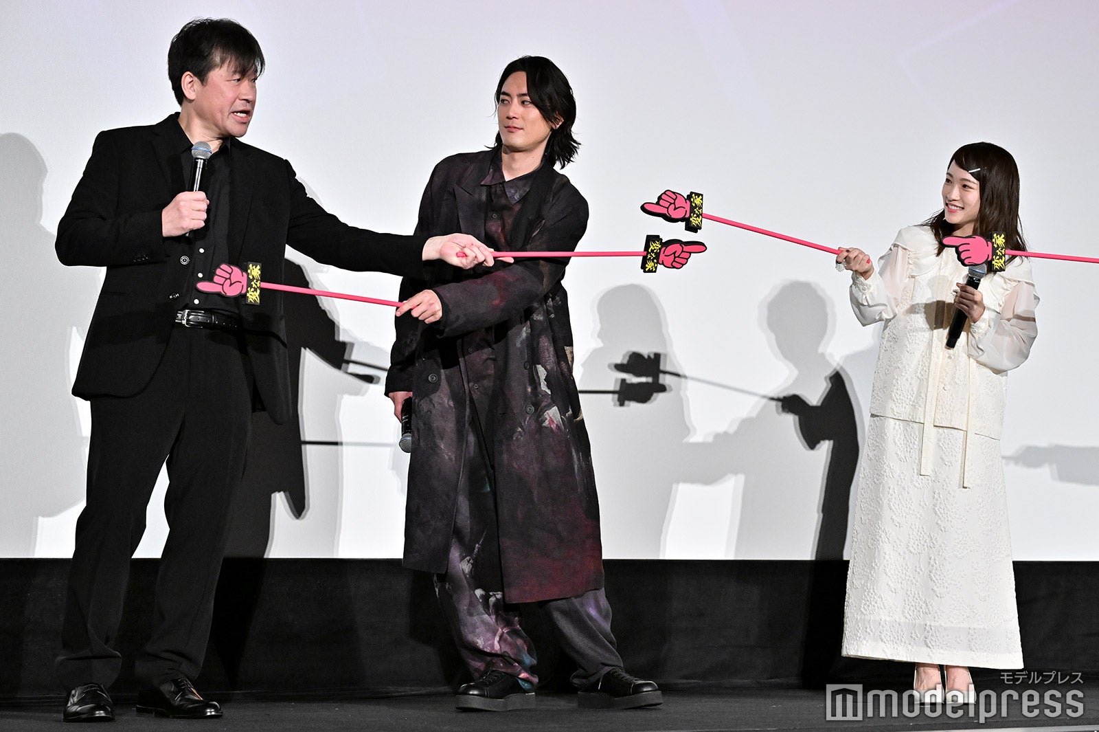 佐藤二朗、間宮祥太朗、川栄李奈（C）モデルプレス