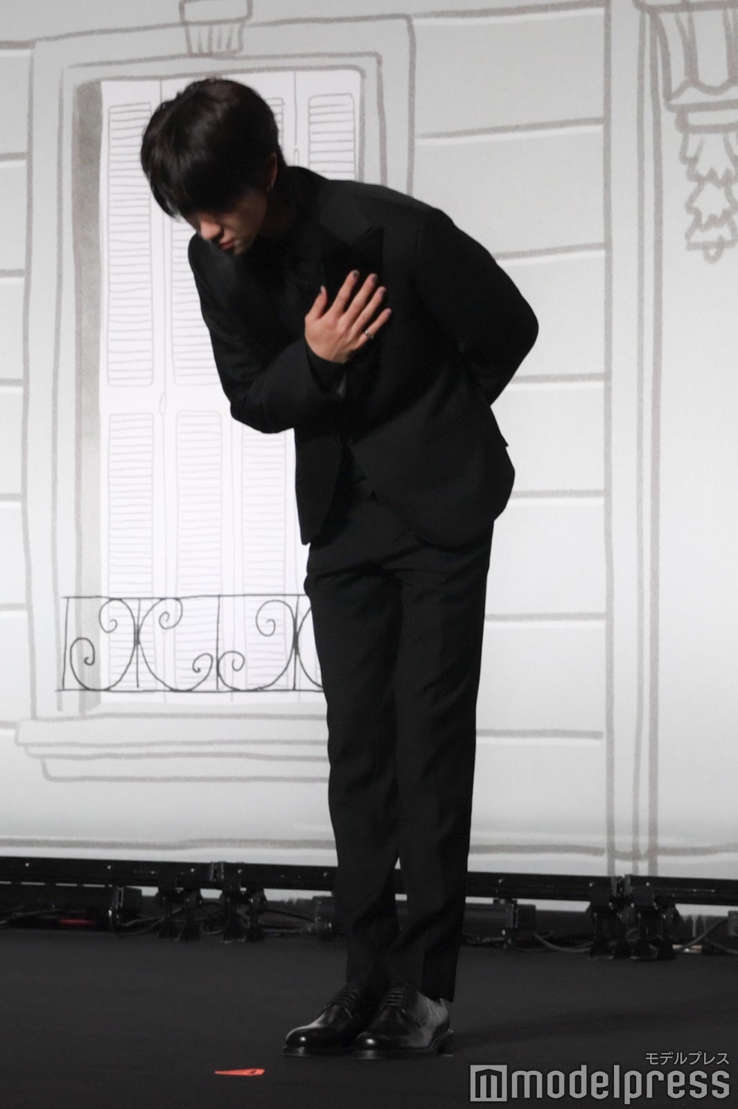 丁寧にお辞儀をするTHE 8（ディエイト）（C）モデルプレス
