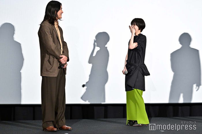 野村周平のトークに爆笑する浜辺美波(C)モデルプレス