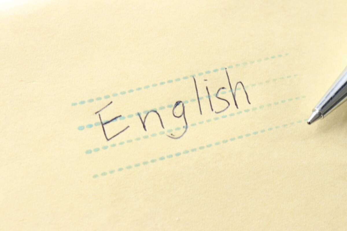 スタンプされた罫線の上にペンでEnglishと書かれている