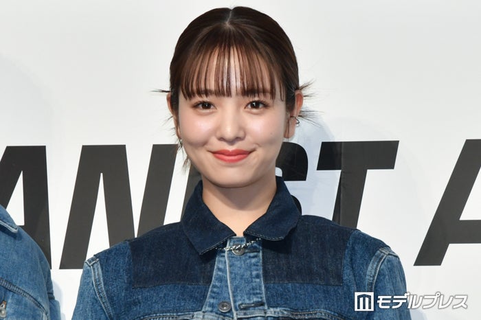 横田真悠、ミニスカ＆ハイソックスで美脚輝く「可愛すぎ」「脚綺麗」の声