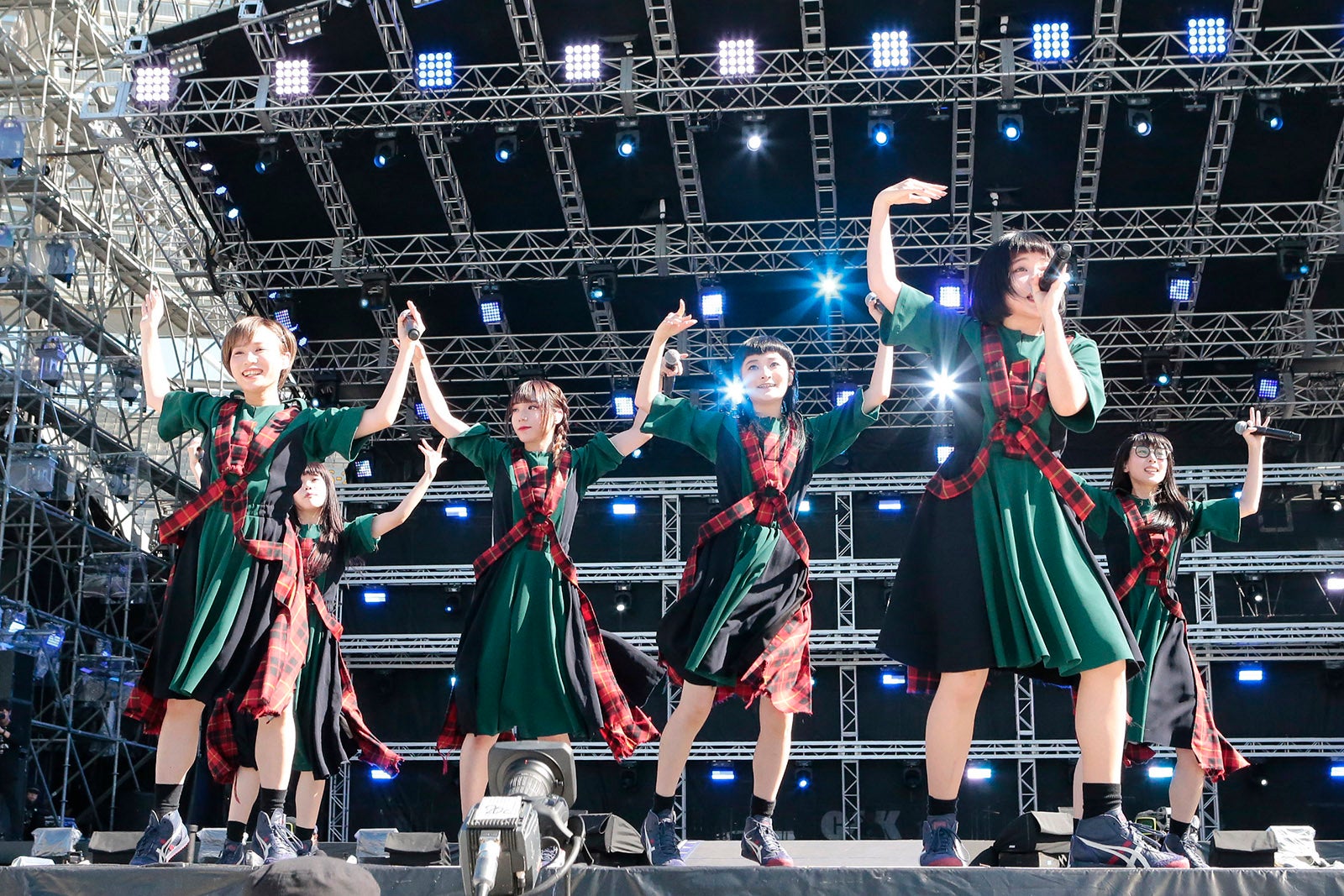 25日に出演したBiSH（左から）モモコグミカンパニー、アイナ・ジ・エンド、アユニ・D、リンリン、セントチヒロ・チッチ、ハシヤスメ・アツコ （写真提供：avex） 