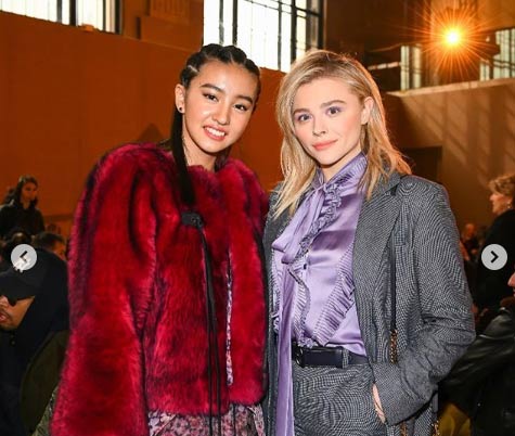 Koki,、クロエ・グレース・モレッツらと世界的豪華ショットで美脚披露