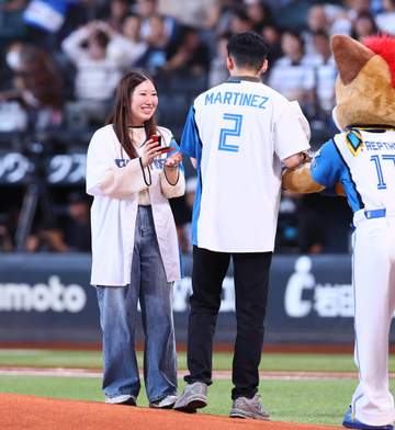 彼女は感涙 エスコンでサプライズ「プロポーズ大作戦」 告白男性は見事ストライク投球 スタンドも祝福の大拍手