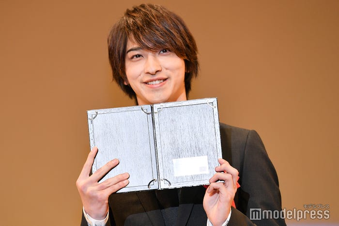 笑顔でたてを見せる横浜流星 (C)モデルプレス