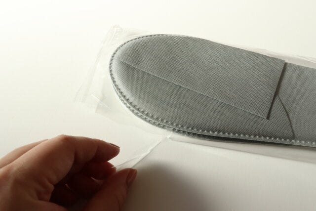 不織布スリッパ（2足、グレー）　開封