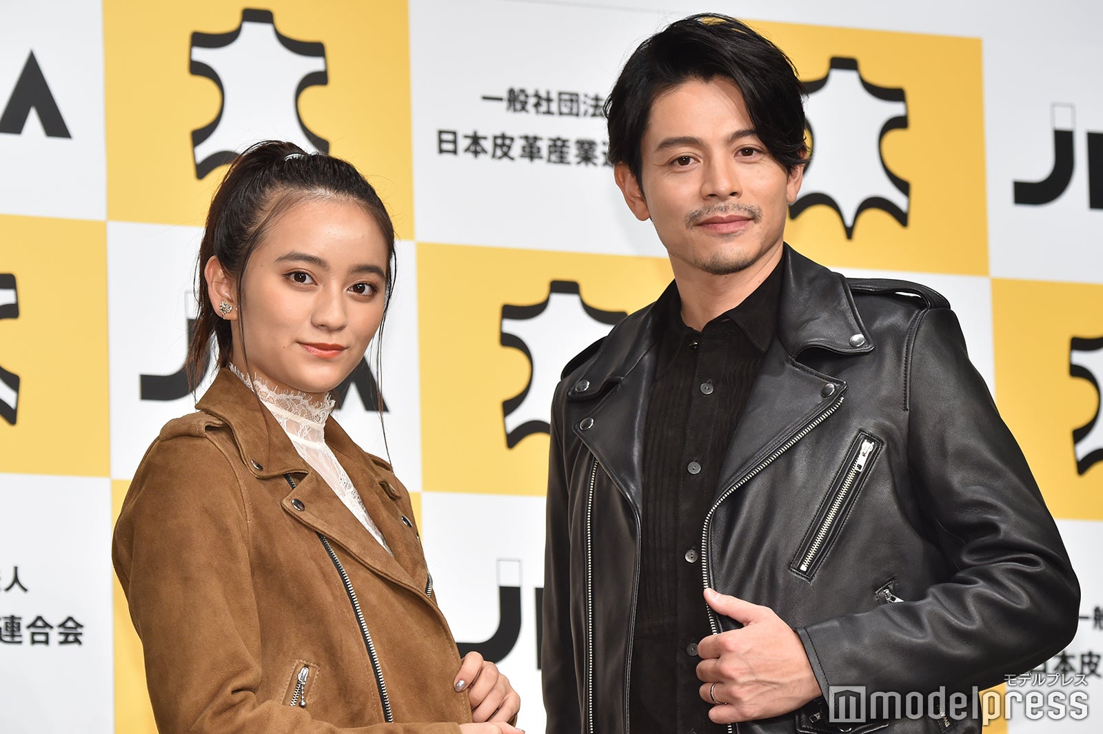 岡田結実、吉沢悠と「ベストレザーニスト2018」受賞　レザーのミニスカで美脚披露