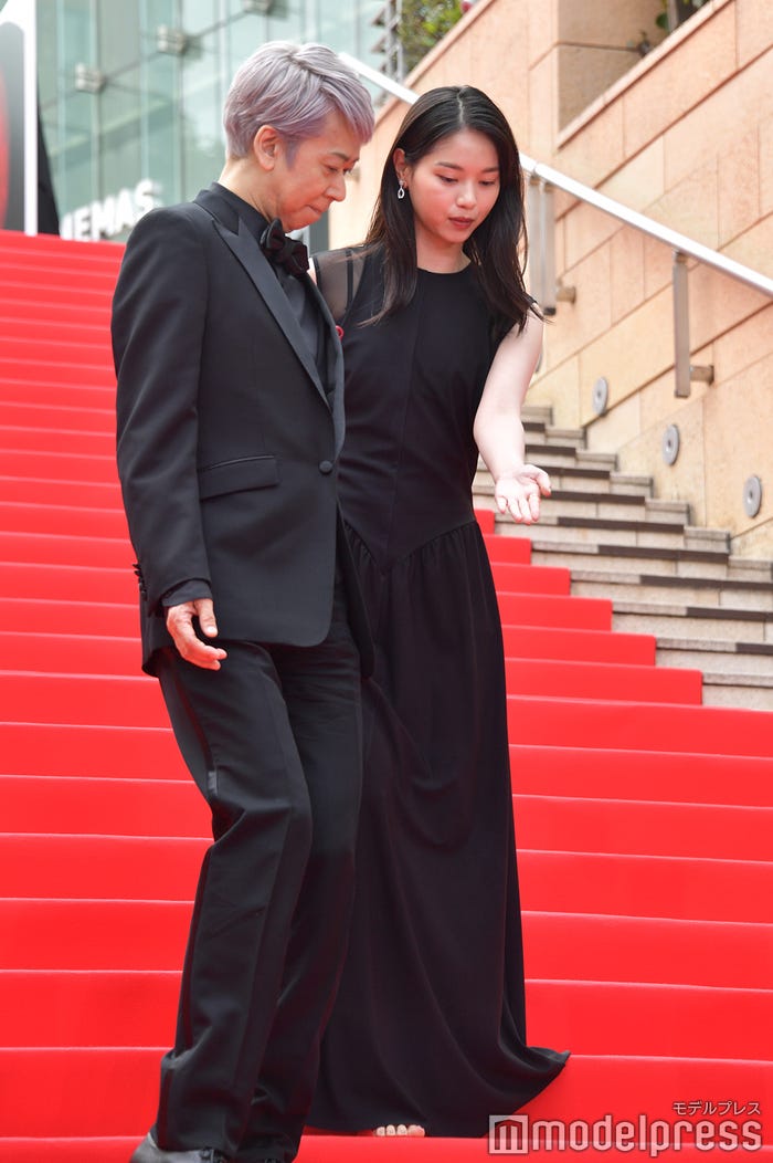 手塚とおる、西野七瀬 (C)モデルプレス