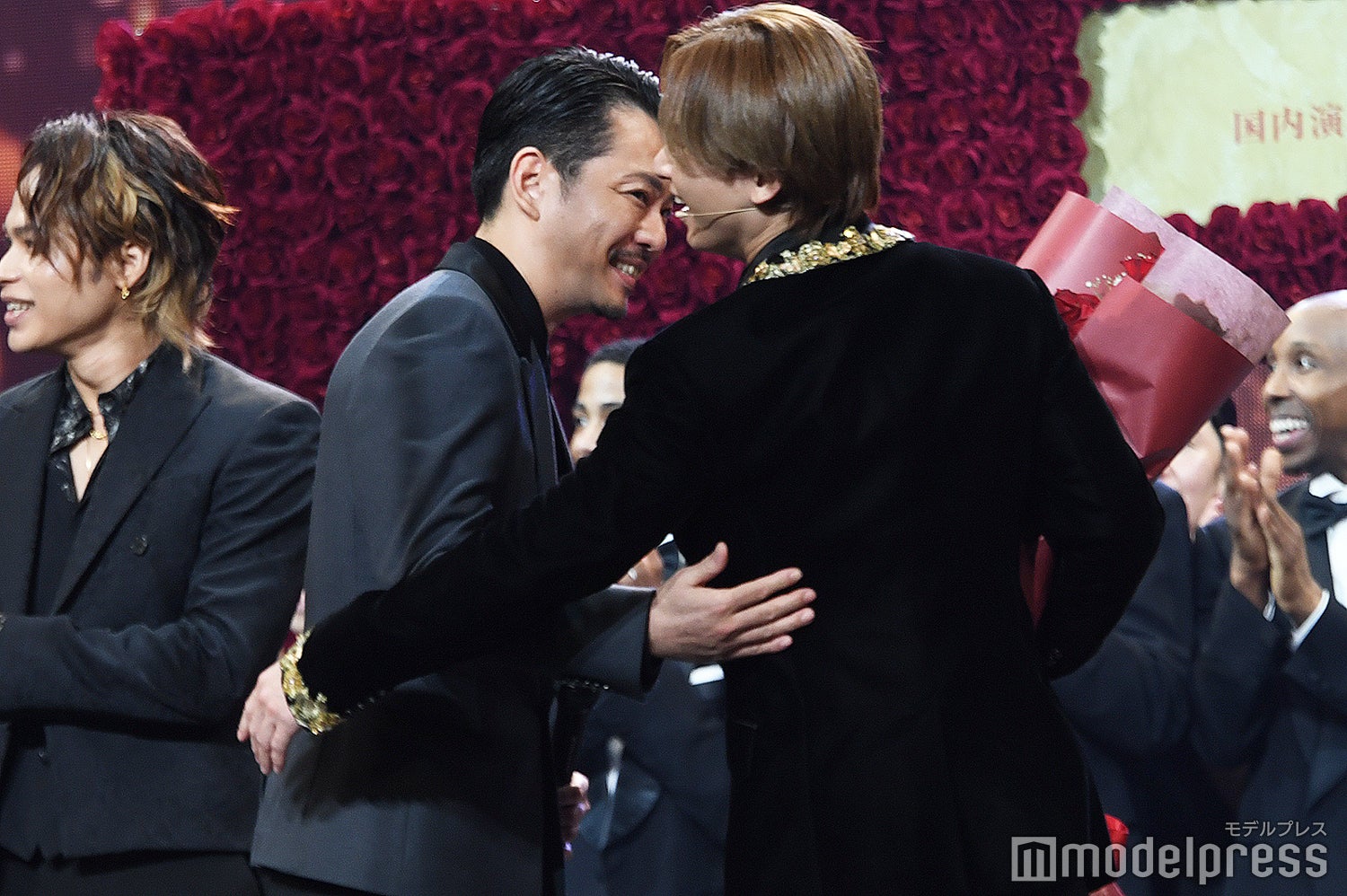 再会を喜び抱き合う今井翼、堂本光一（C）モデルプレス