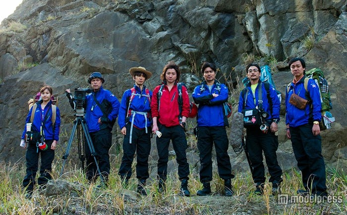 左から:佐野ひなこ、田中要次、ユースケ・サンタマリア、藤原竜也、小澤征悦、川村陽介、岡安章介(C)2015「探検隊の栄光」製作委員会