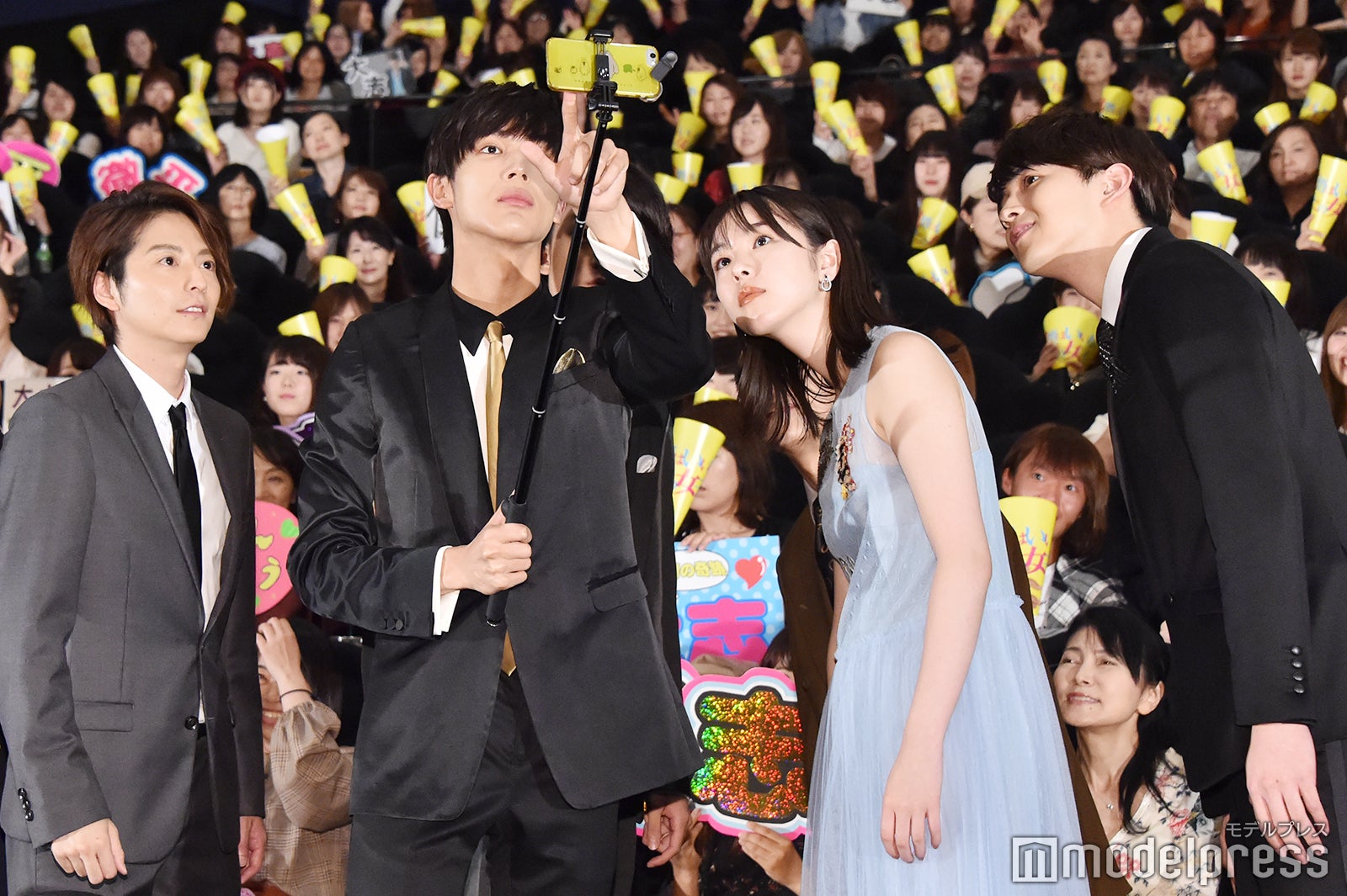 中川大志を中心に自撮り準備 （C）モデルプレス