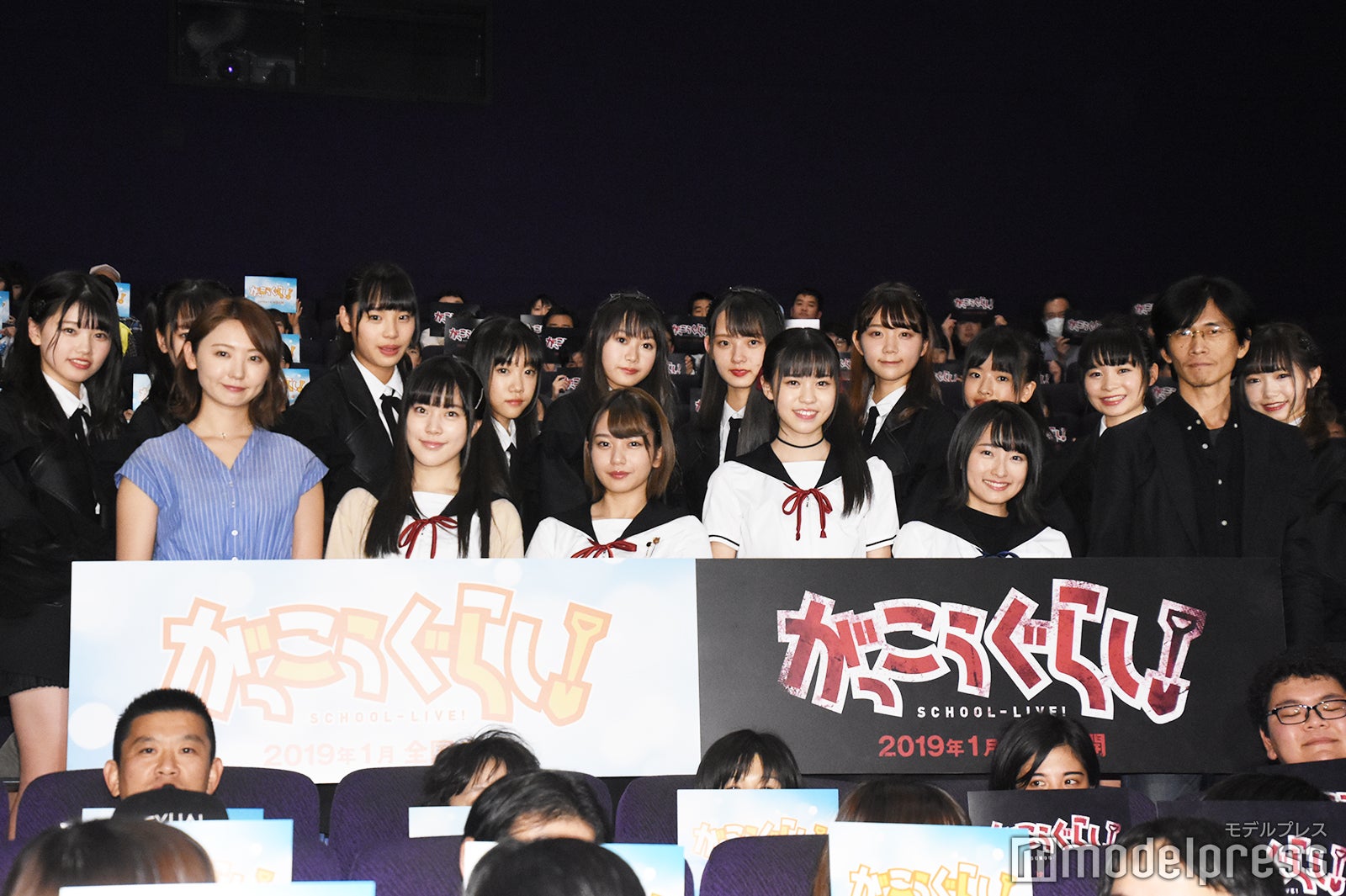 （前列左から）おのののか、間島和奏、長月翠、阿部菜々美、清原梨央、柴田一成監督（後列）ラストアイドル2期生（C）モデルプレス