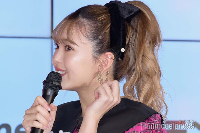 イヤーアクセサリーを見せる藤田ニコル(C)モデルプレス