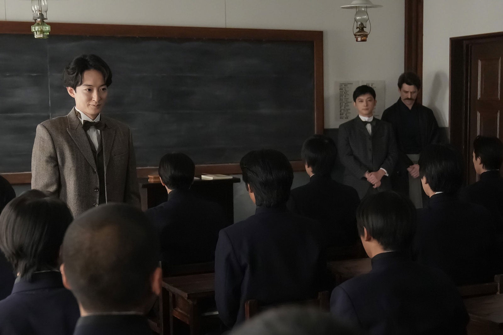 濱正悟、吉沢亮、トミー・バストウ「ばけばけ」第86話（C）NHK